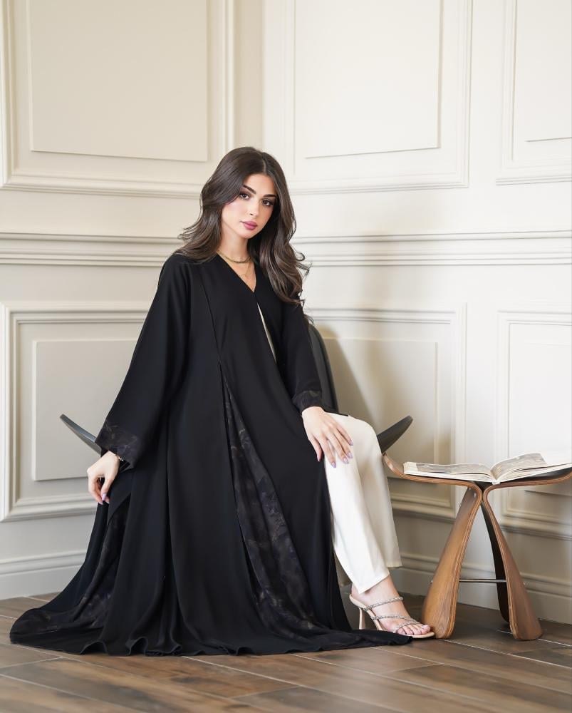 عباية نسائية سوداء مفتوحة بتصميم كلوش واسع وتفاصيل دانتيل جاكار مزخرف على الجوانب والأكمام | عبايات فاخرة للمناسبات والخروج