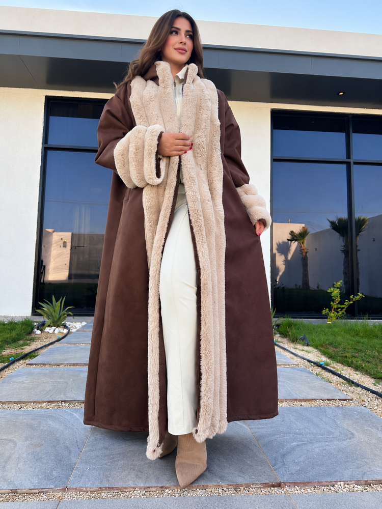 عباية شتوية نسائية بنية فاخرة بفرو بيج كثيف على الياقة والأطراف والأكمام بتصميم مفتوح وطويل | عبايات شتاء دافئة وأنيقة للخروج والسفر والمناسبات