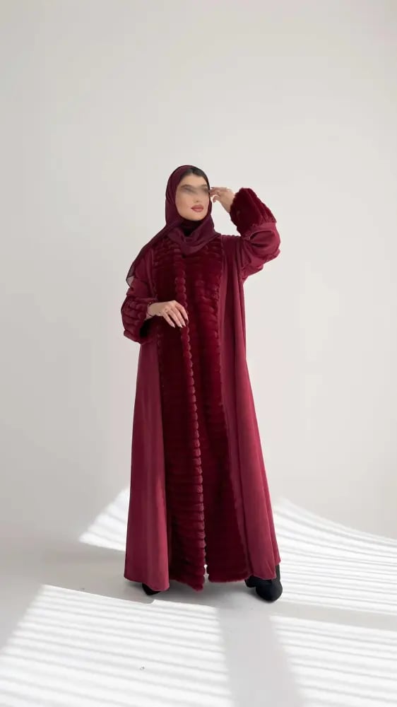 عباية شتوية نسائية عنابية فاخرة بتصميم مفتوح وفرو ناعم على الياقة والأكمام وقصة واسعة | عبايات شتاء أنيقة للمناسبات والخروج