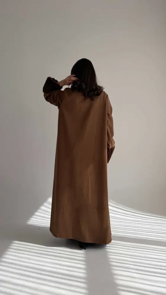عباية شتوية نسائية بنية فاخرة مبطنة بالفرو الناعم على الياقة والأكمام بتصميم مفتوح وواسع | عبايات شتاء أنيقة وفخمة للبرد والخروج