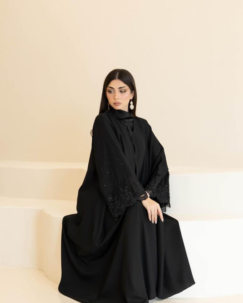 عباية نسائية سوداء كلوش فاخرة بأكمام واسعة مزينة بالدانتيل المطرز والخرز اللامع | عبايات ملكية للمناسبات والسهرات والخروج