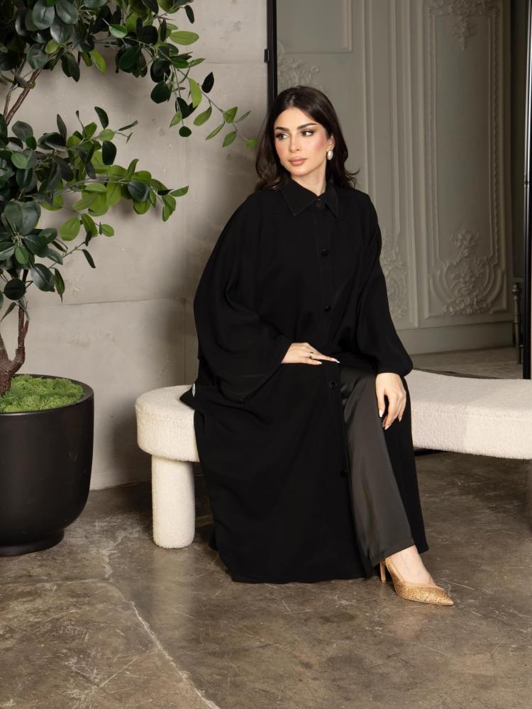 عباية نسائية سوداء سادة بقصة فراشة واسعة وياقة قميص وأزرار أمامية وأكمام فضفاضة | عبايات عملية أنيقة للدوام والخروج اليومي
