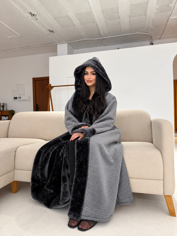 عباية شتوية نسائية رمادية فاخرة بغطاء رأس وفرو أسود كثيف على الياقة والأطراف والأكمام | عبايات شتاء طويلة دافئة وأنيقة للخروج والسفر
