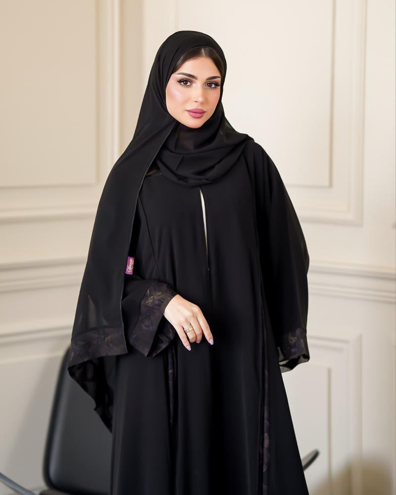 عباية نسائية سوداء مفتوحة بتصميم كلوش واسع وتفاصيل دانتيل جاكار مزخرف على الجوانب والأكمام | عبايات فاخرة للمناسبات والخروج