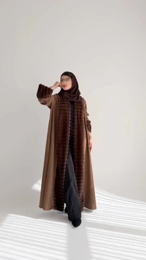 عباية شتوية نسائية بنية فاخرة مبطنة بالفرو الناعم على الياقة والأكمام بتصميم مفتوح وواسع | عبايات شتاء أنيقة وفخمة للبرد والخروج