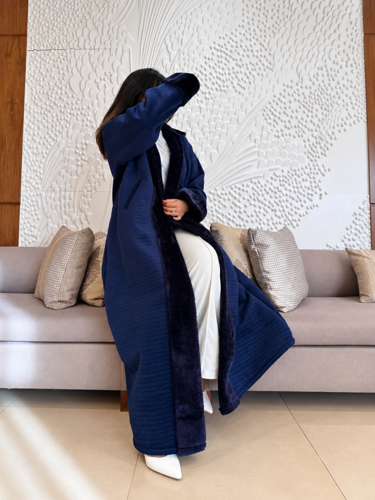 عباية شتوية نسائية كحلي فاخرة بغطاء رأس مبطنة بالفرو الناعم وتصميم مفتوح طويل وأكمام واسعة | عبايات شتاء دافئة وأنيقة للخروج والسفر