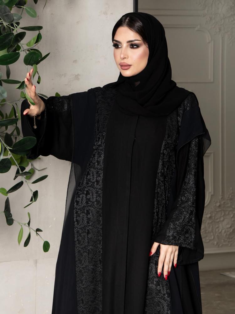 عباية نسائية سوداء مفتوحة بتصميم كلوش واسع وتفاصيل جاكار مزخرفة على الأكمام والجوانب والظهر | عبايات ملكية فاخرة للمناسبات والخروج
