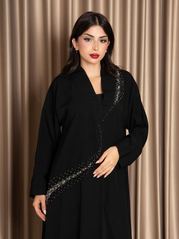 عباية نسائية سوداء كلوش فاخرة بتطريز كريستال لامع بتصميم مائل على المقدمة وياقة شال أنيقة | عبايات راقية للمناسبات والسهرات والخروج