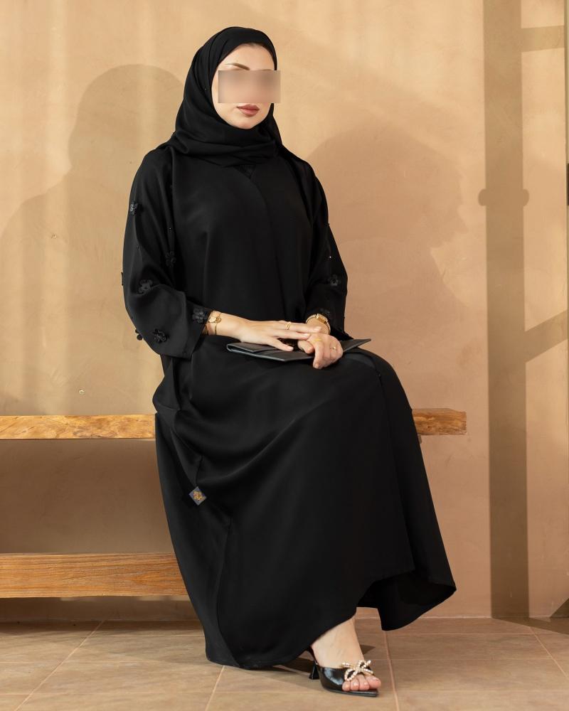 عباية نسائية سوداء فاخرة بتطريز ورود ثلاثية الأبعاد على الأكمام وخرز ناعم | عبايات خروج ومناسبات أنيقة
