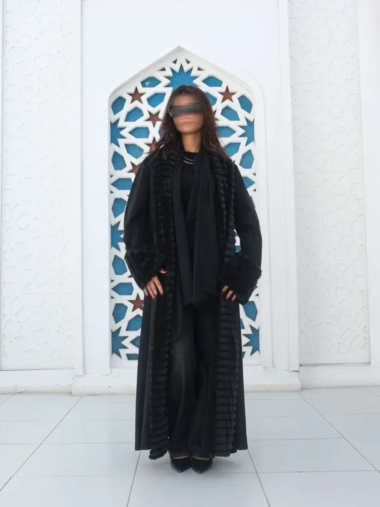 عباية شتوية نسائية سوداء فاخرة بتصميم مفتوح وفرو أسود ناعم على الياقة والأكمام | عبايات شتاء طويلة وأنيقة للبرد والخروج