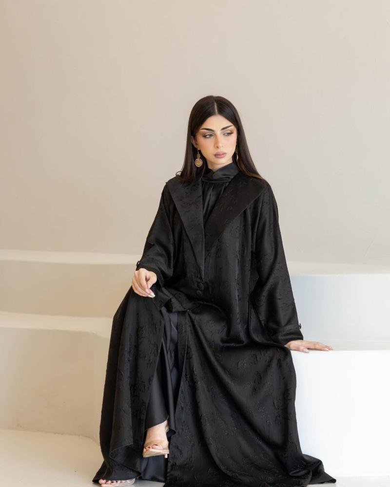 عباية نسائية سوداء فاخرة بنقشة جاكار بارزة وياقة شال عريضة وأزرار أمامية وتصميم كلوش واسع | عبايات ملكية أنيقة للدوام والمناسبات والخروج