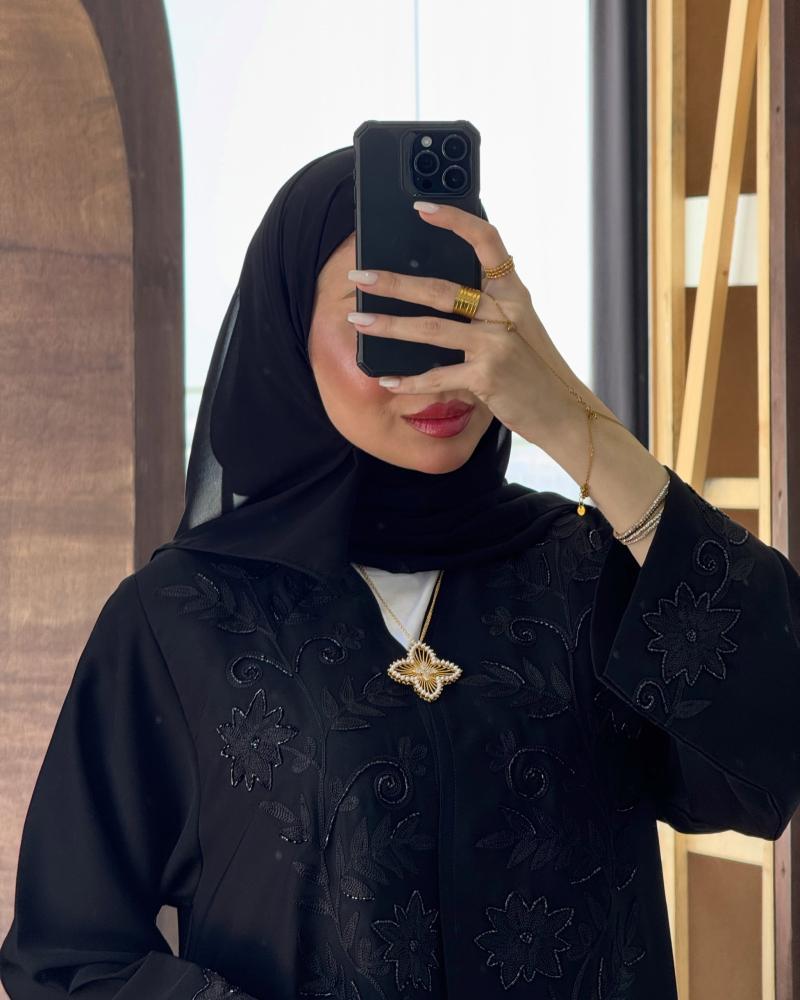 عباية ملكية سوداء بتطريز الأزهار الفاخر على الصدر والأكمام