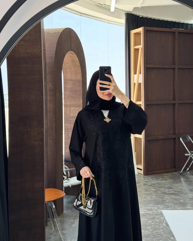 عباية ملكية سوداء بتطريز الأزهار الفاخر على الصدر والأكمام