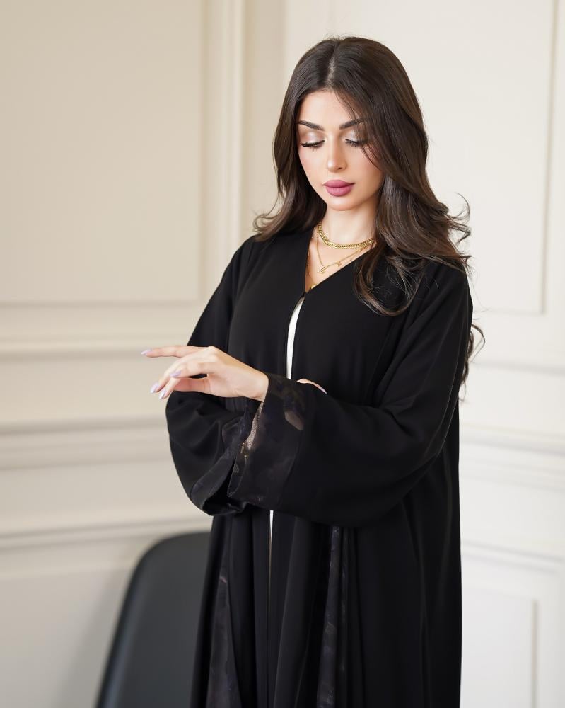 عباية نسائية سوداء مفتوحة بتصميم كلوش واسع وتفاصيل دانتيل جاكار مزخرف على الجوانب والأكمام | عبايات فاخرة للمناسبات والخروج