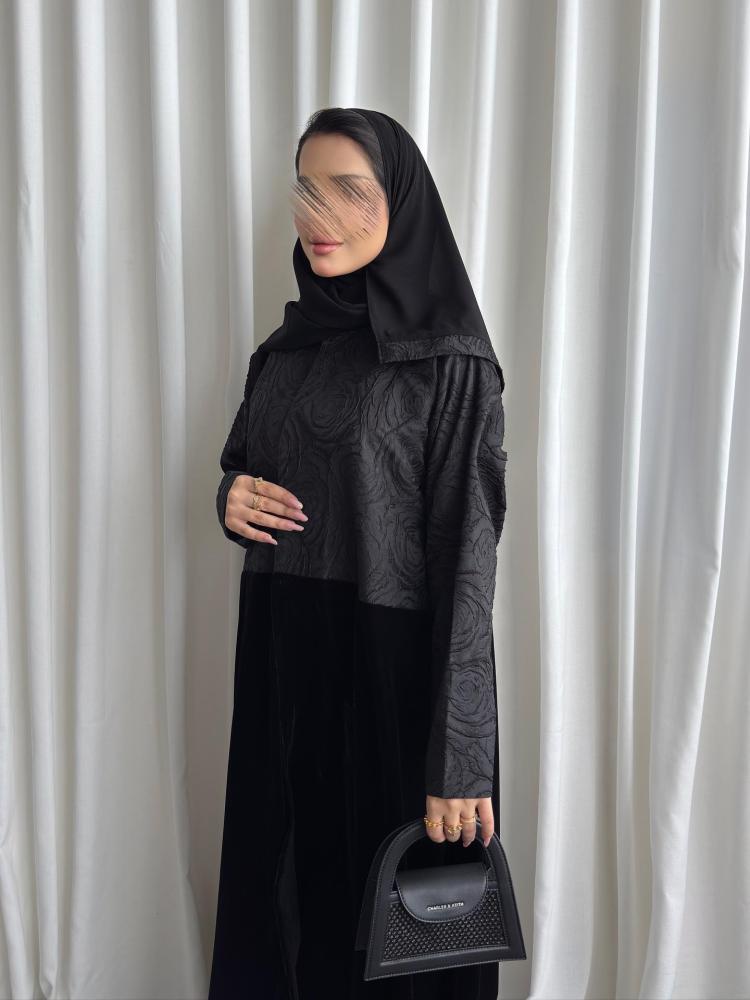 عباية نسائية سوداء فاخرة بتصميم قطعتين ونقشة جاكار بارزة على الصدر والأكمام | عبايات شتوية أنيقة للدوام والخروج والمناسبات