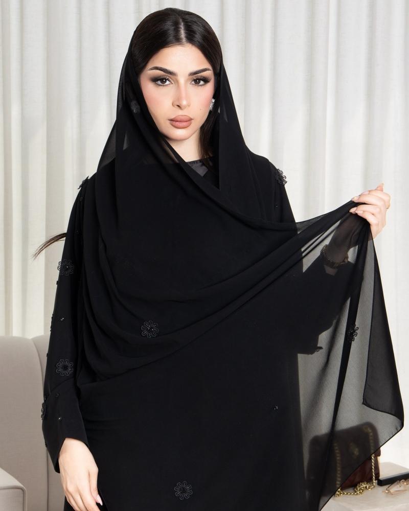 عباية كلاسيكية سوداء بتطريز ناعم ونقوش فاخرة