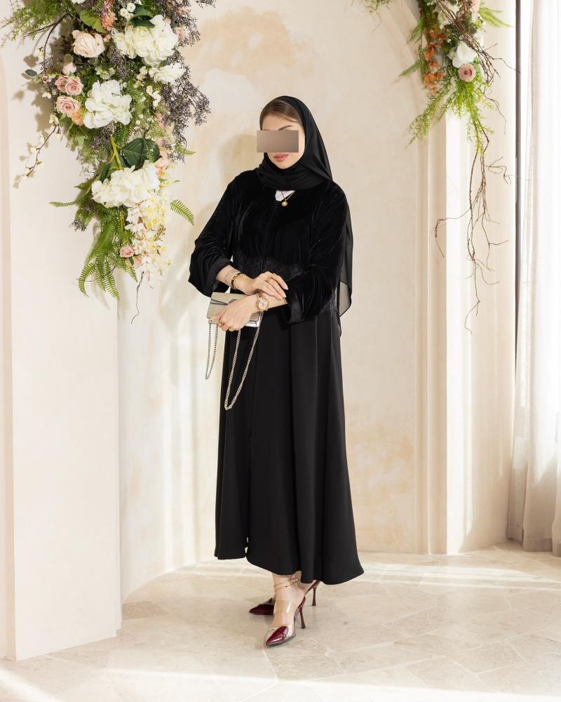 عباية نسائية سوداء مخمل فاخرة بتصميم ملكي وتفاصيل دانتيل راقية | عبايات شتوية للمناسبات والسهرات