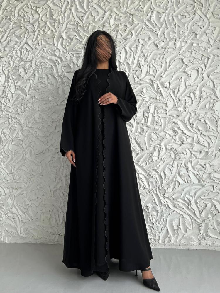 عباية نسائية سوداء سادة مفتوحة بحواف مموجة وتصميم واسع وأكمام فضفاضة | عبايات عملية أنيقة للدوام والخروج اليومي