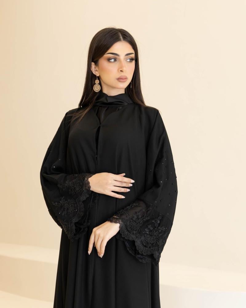عباية نسائية سوداء كلوش فاخرة بأكمام واسعة مزينة بالدانتيل المطرز والخرز اللامع | عبايات ملكية للمناسبات والسهرات والخروج
