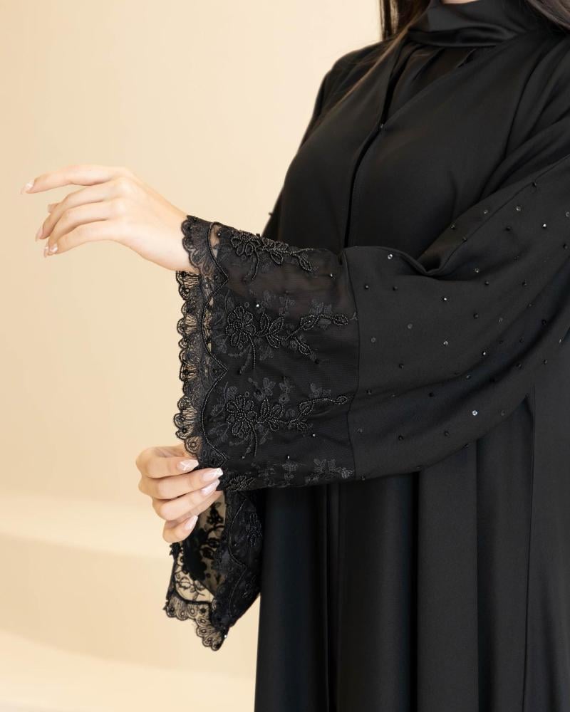 عباية نسائية سوداء كلوش فاخرة بأكمام واسعة مزينة بالدانتيل المطرز والخرز اللامع | عبايات ملكية للمناسبات والسهرات والخروج
