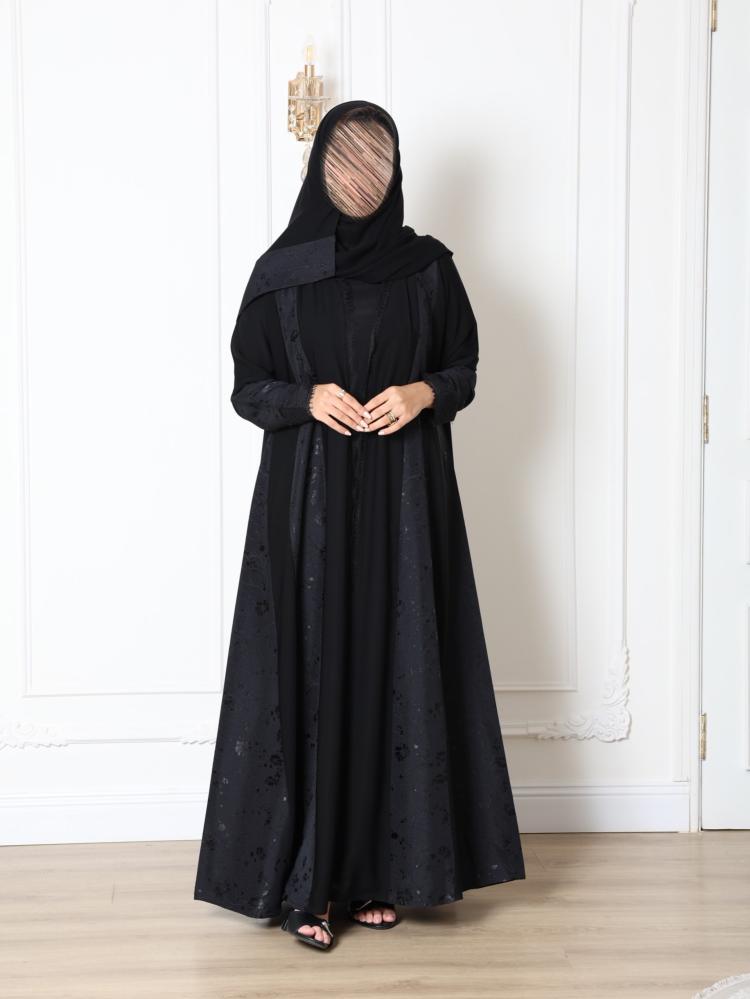 عباية نسائية سوداء مفتوحة بتصميم كلوش واسع ونقوش ورود جاكار فاخرة على الأطراف والأكمام | عبايات خروج ومناسبات راقية
