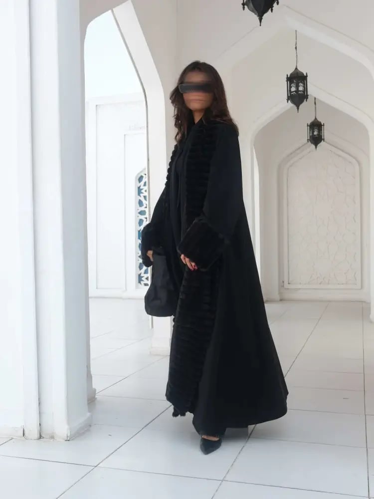 عباية شتوية نسائية سوداء فاخرة بتصميم مفتوح وفرو أسود ناعم على الياقة والأكمام | عبايات شتاء طويلة وأنيقة للبرد والخروج