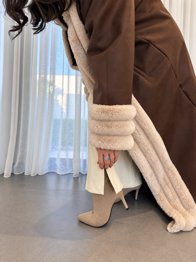عباية شتوية نسائية بنية فاخرة بفرو بيج كثيف على الياقة والأطراف والأكمام بتصميم مفتوح وطويل | عبايات شتاء دافئة وأنيقة للخروج والسفر والمناسبات
