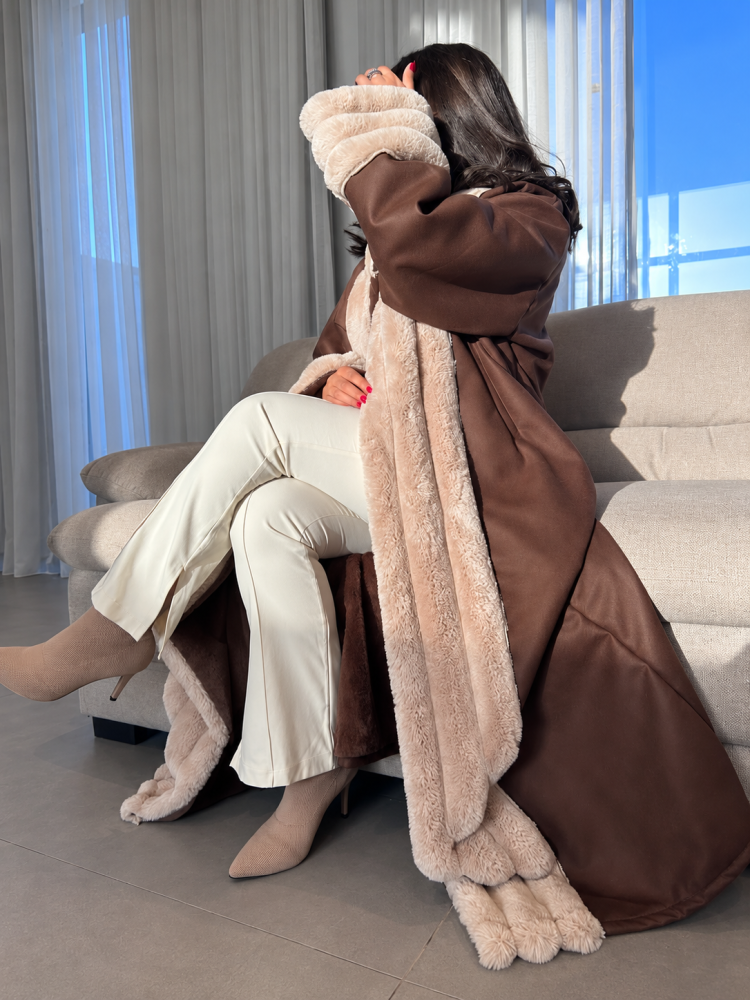 عباية شتوية نسائية بنية فاخرة بفرو بيج كثيف على الياقة والأطراف والأكمام بتصميم مفتوح وطويل | عبايات شتاء دافئة وأنيقة للخروج والسفر والمناسبات