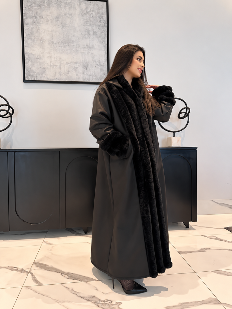 عباية شتوية نسائية سوداء فاخرة بتصميم مفتوح وفرو أسود كثيف على الياقة والأطراف والأكمام | عبايات شتاء طويلة دافئة وأنيقة للخروج والسفر