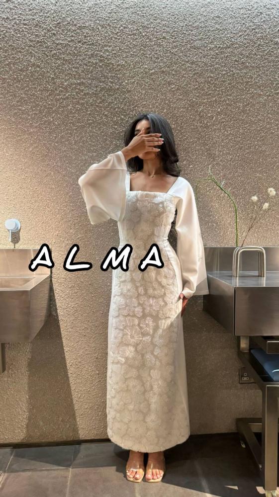 فستان ابيض انيق