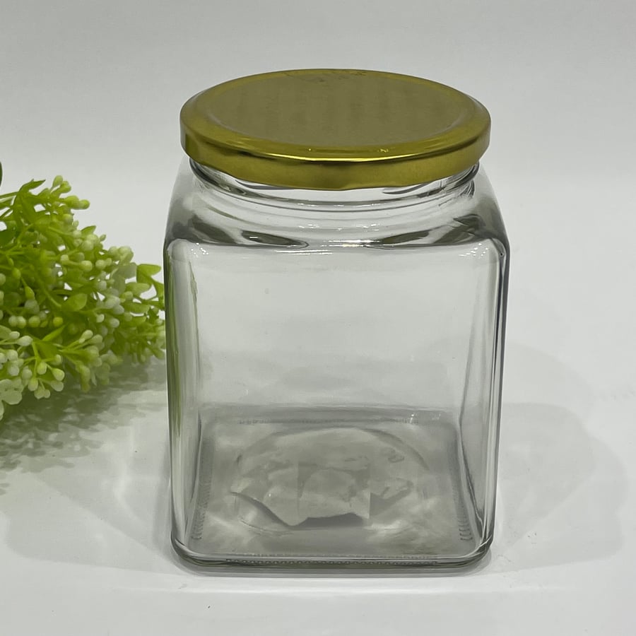 Glass jar with a golden lid, 680 ml size