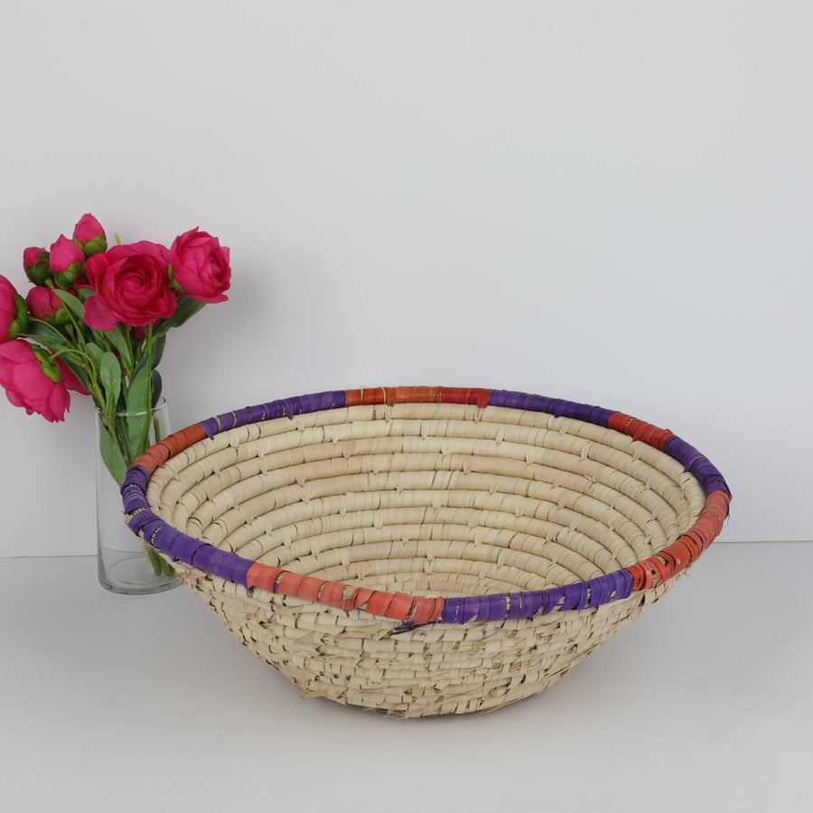 Round woven basket with a height of 15cm and a width of 42cm