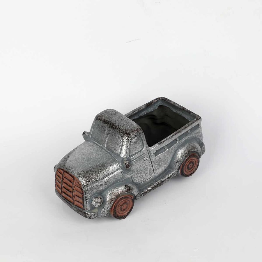A masterpiece in the shape of a car, size 18*10 cm