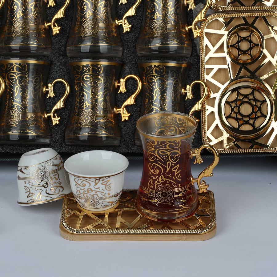 طقم شاي وقهوة 36 قطعة بزخرفة حروف عربية بصحون خشب