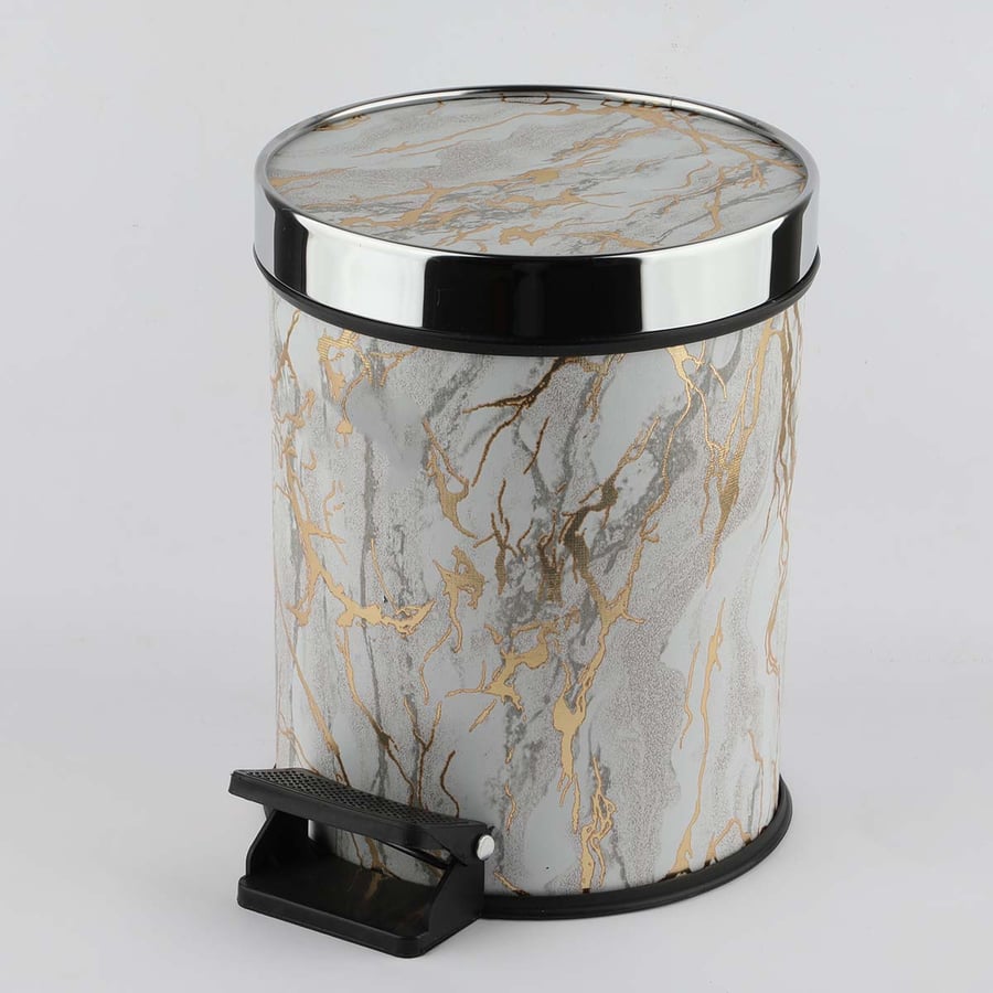 Plastic trash can with pedal, size 31*25cm