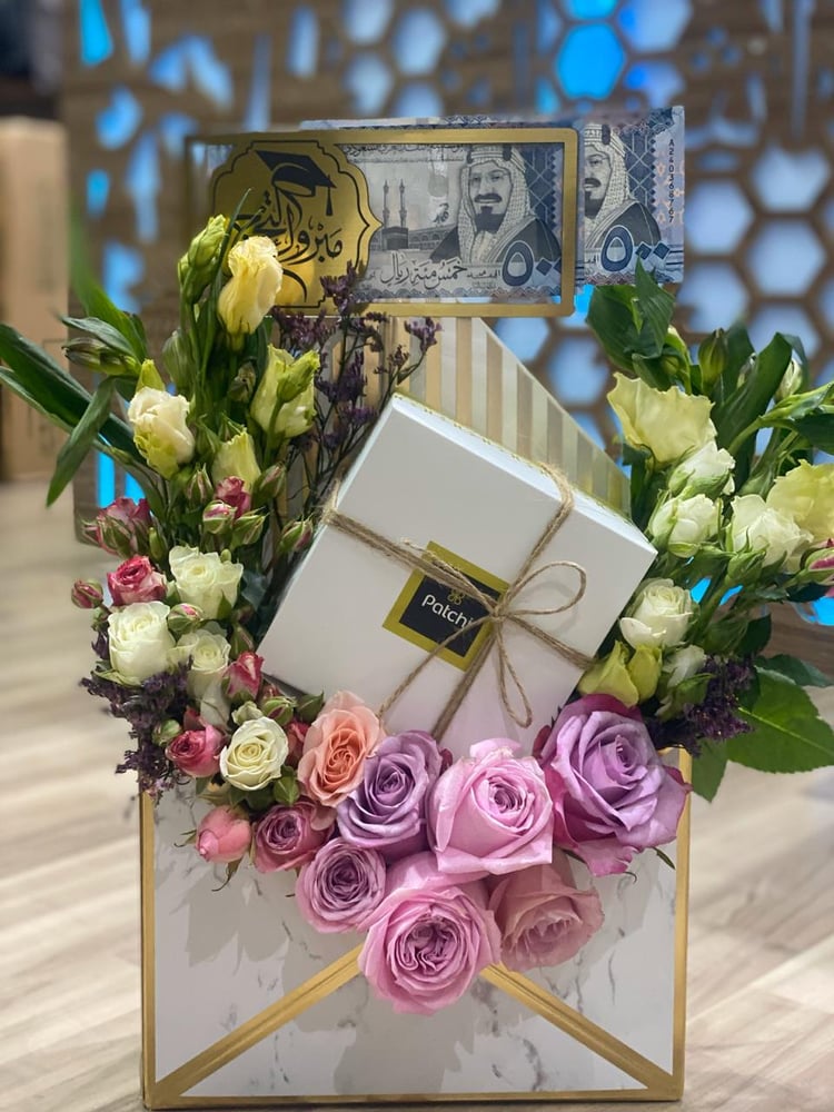 ظرف ورد مع ربع كيلو باتشي+حامل فوس