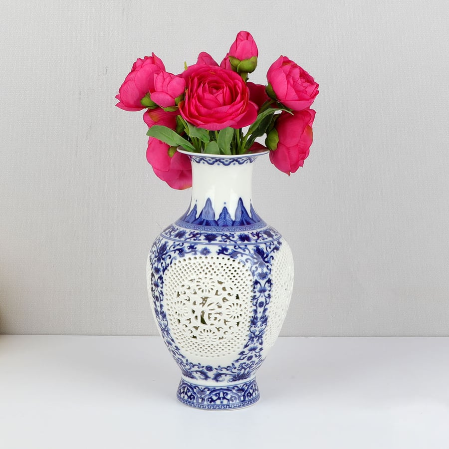 فازة سيراميك ازرق مع ابيض  ارتفاع 24سم