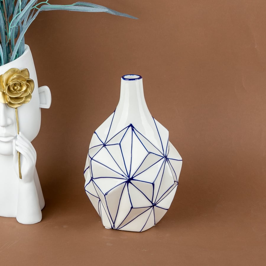 فازة سراميك ابيض مع ازرق مضلع مقاس 23 سم ارتفاع