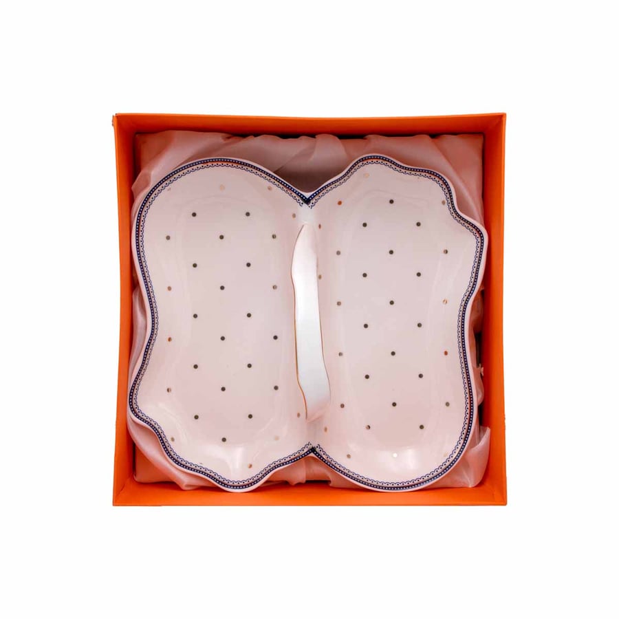 White nut holder with dots