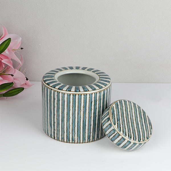 Green and white ceramic vase with lid, height 16cm