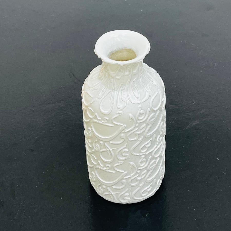 Ceramic vase, white color, with Arabic letters, 13 cm