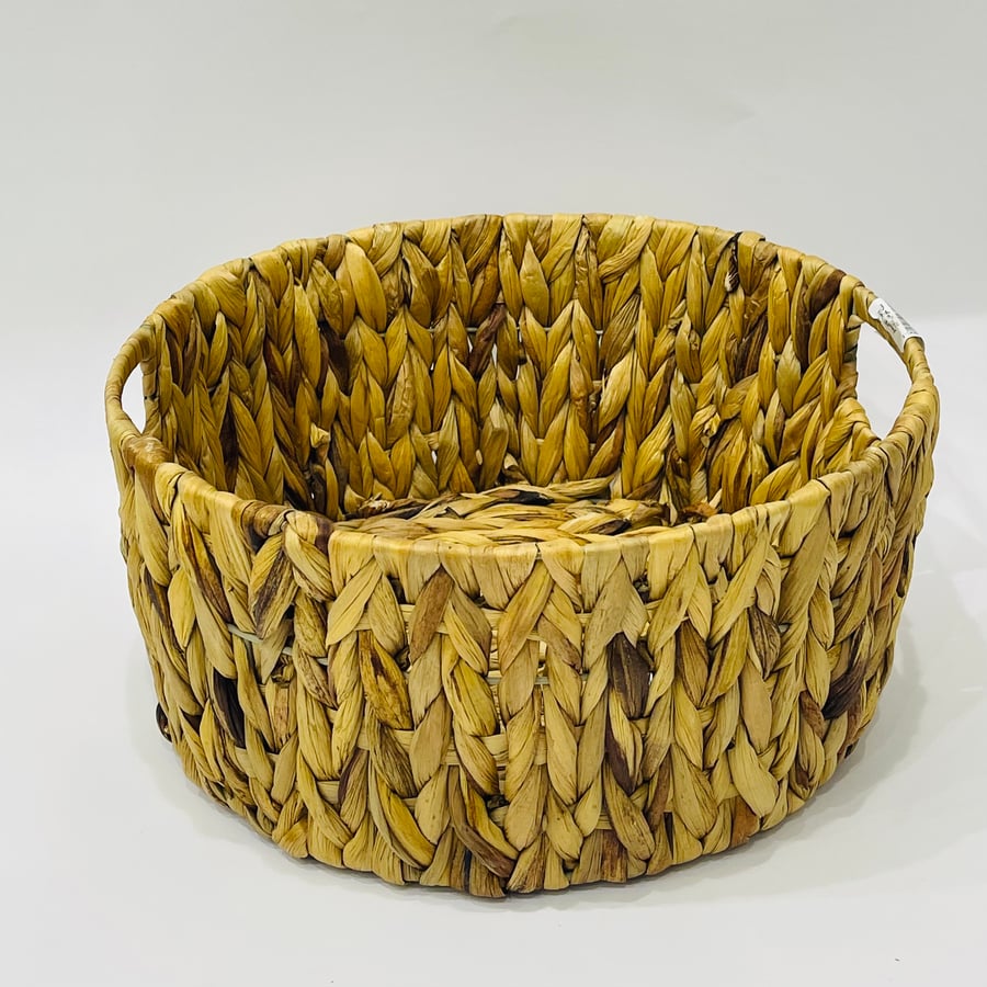 Round wicker basket with handle, size 30 cm