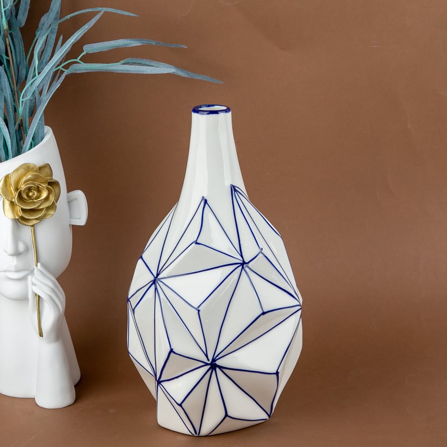 فازة سراميك ابيض مع ازرق مضلع مقاس 30 سم ارتفاع