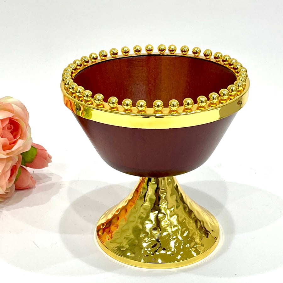 صحن حلا خشب بقاعدة استيل ذهبي  15*15سم