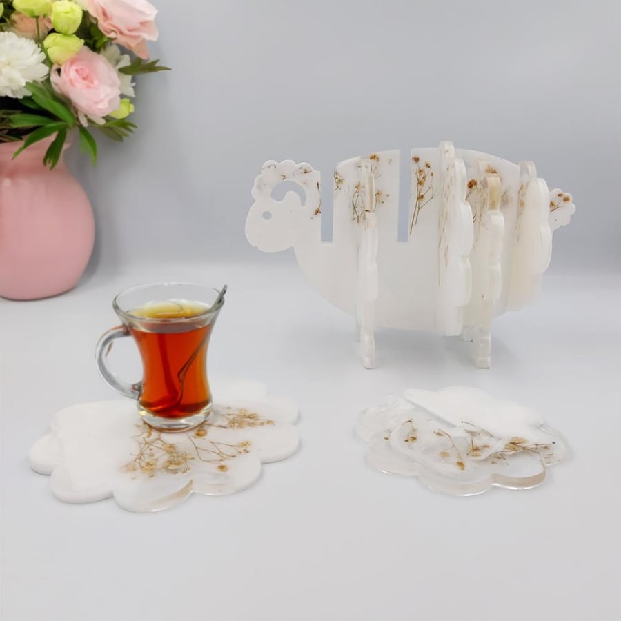 كوستر الخروف الأبيض بالورد