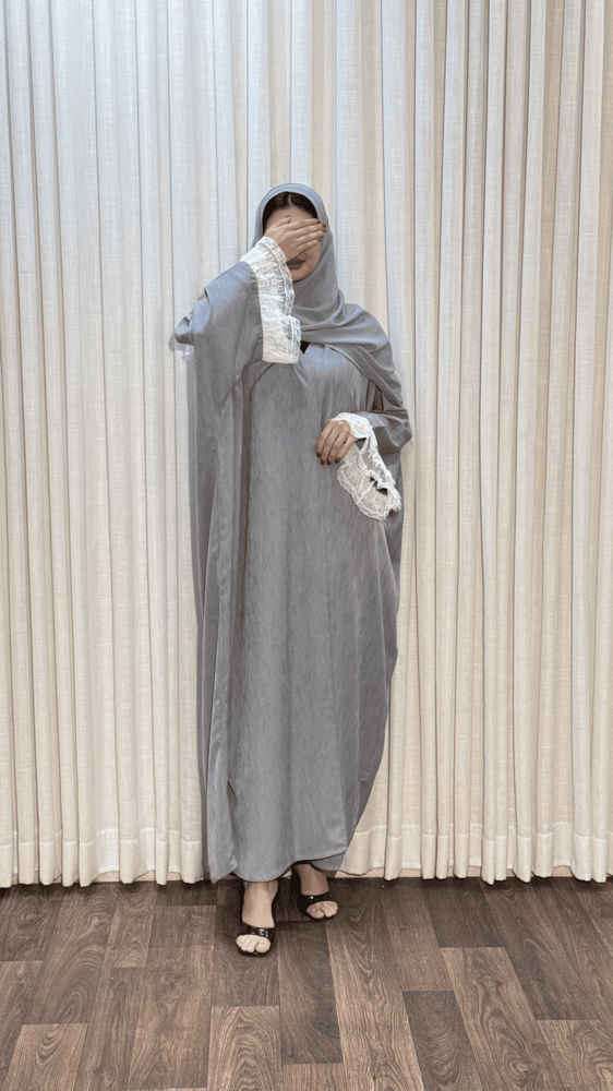 عباية من قماش الكريب البرادا الجكار ومزينة بكلفة فاخرة.