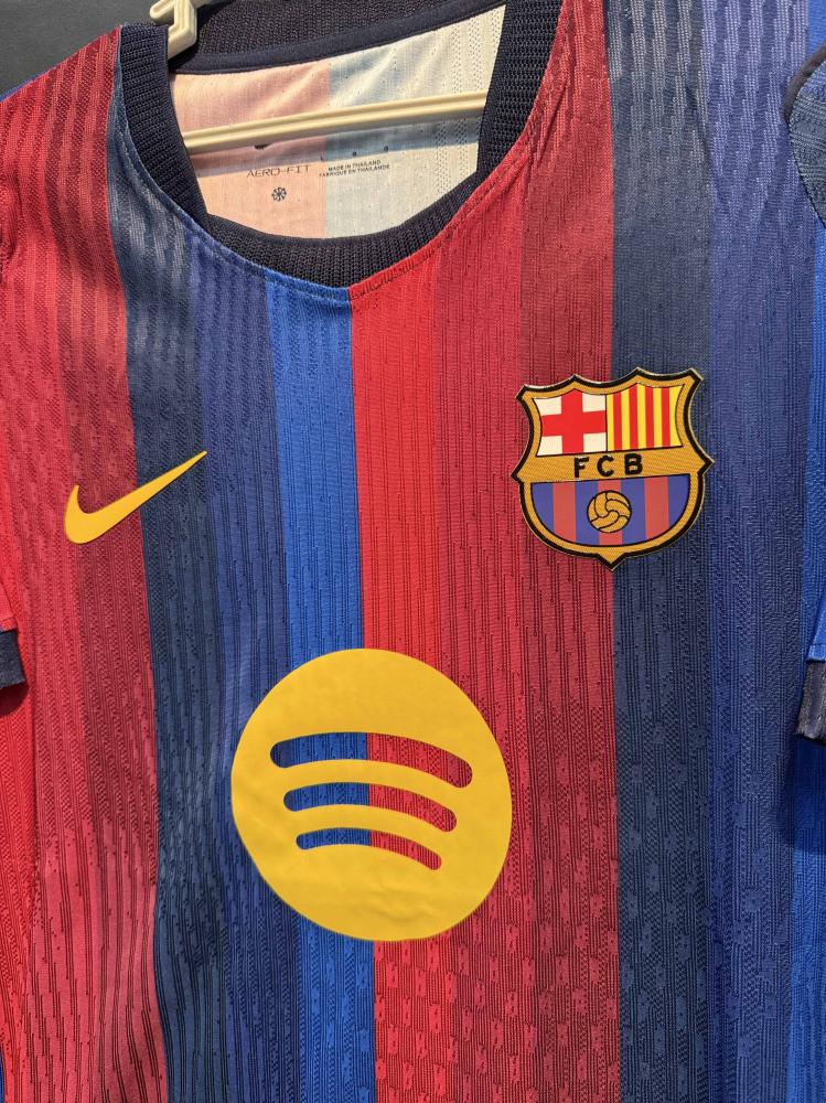 تيشيرت برشلونة الأساسي 2027 فئة اللاعبين