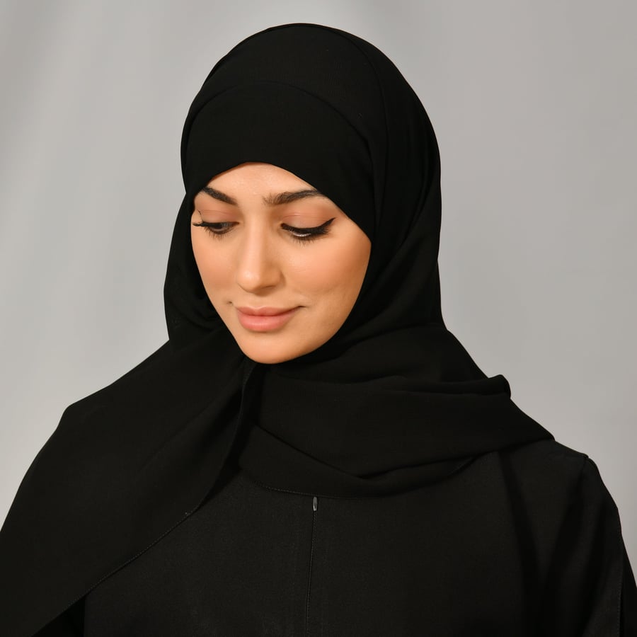 طرحه حرير سوداء برباط