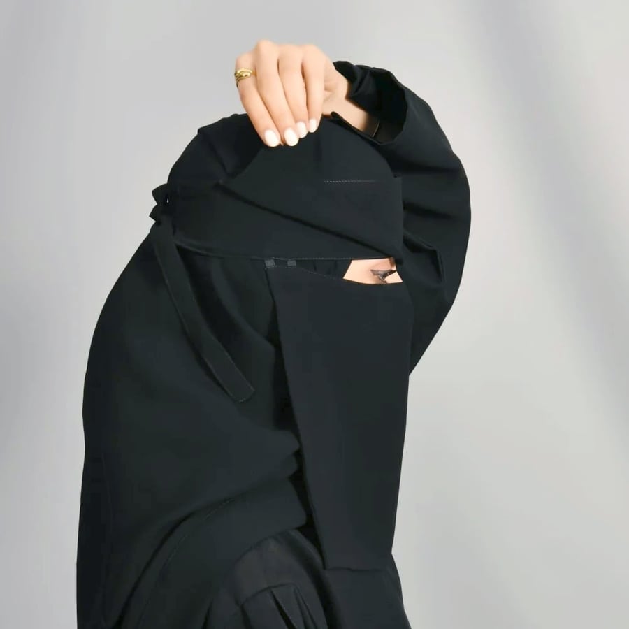 نقاب شمسي قصير بمطاطين وربطة اغلاق