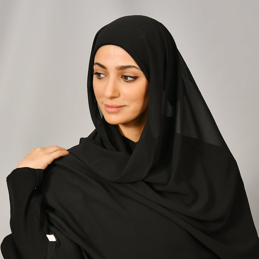 طرحه حرير سوداء برباط